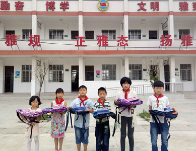 市关工委为贫困儿童送爱心书包 
