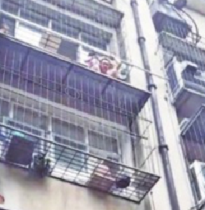 四龄童脖颈卡在防护网 六旬汉砸窗托举救人命