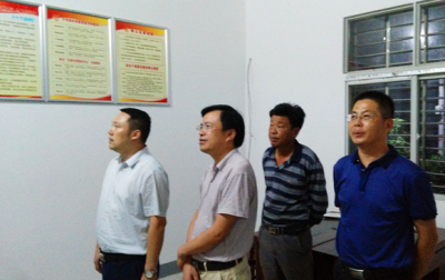 王志带队夜访重点贫困村 