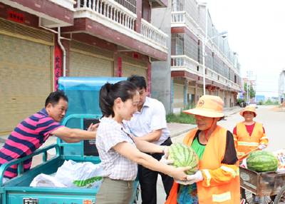 垌塚镇为一线环卫工人送清凉 