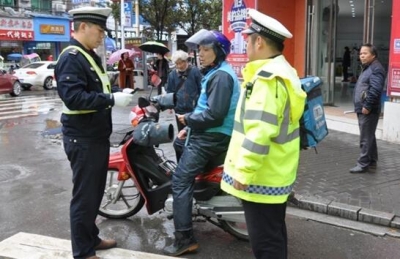汉川交警开展快餐快递摩托车专项整治 