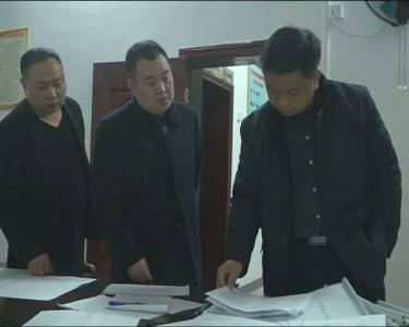 市纪委暗访督查精准扶贫工作队驻村情况