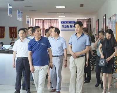 市政务服务中心聘请12名特邀监督员 