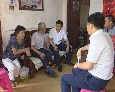 市领导看望慰问老党员、老干部和生活困难党员 