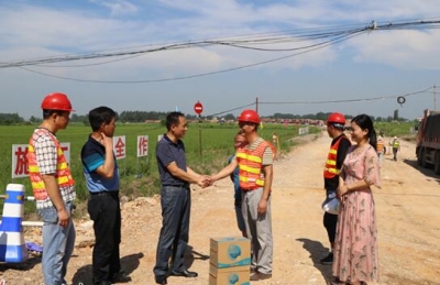 市公路局开展“夏日送清凉”慰问活动 