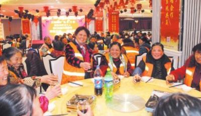 汉川爱心企业连续两年请环卫工吃年饭