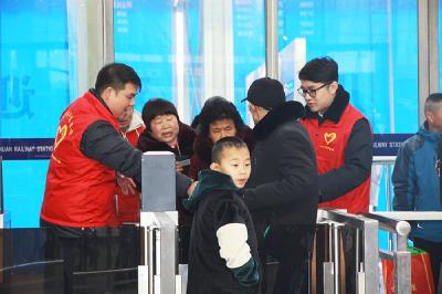 汉川市税务局青年干部积极开展春运志愿者服务活动