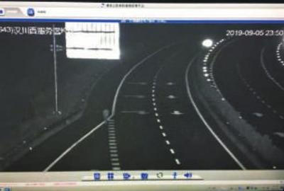 高速深夜惊现“逆行者” 交警急援智障男子返家