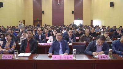 我市组织收听收看全国脱贫攻坚先进事迹巡回报告会