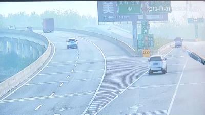 高速岔路口倒车 违法司机被记12分罚200元