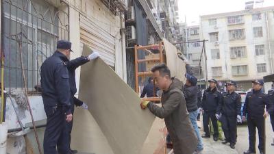 汉川市城管执法局：依法拆除乱搭乱建 改善市民居住环境