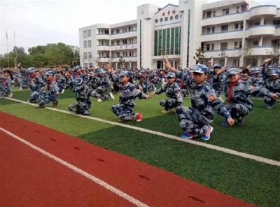 汉川600余名“小军人”展示军体特色操