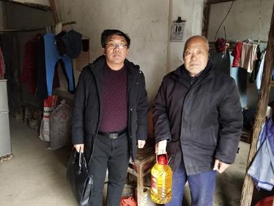刘隔红旗小学开展精准扶贫送温暖活动