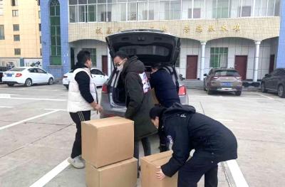 小熊团队爱心人士为汉川交警捐赠口罩