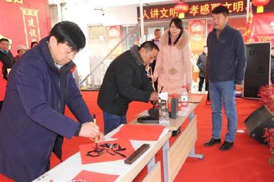 浓浓年味，温馨祝福，送到村民家门口