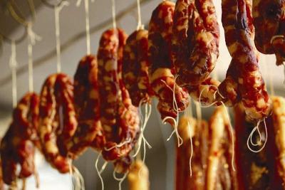 年味渐浓，汉川市民灌香肠忙