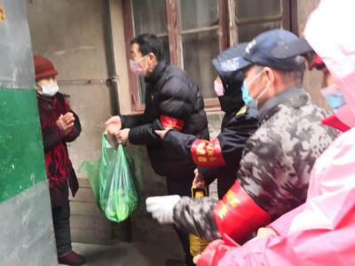疫情之下，98岁独居老人享温情
