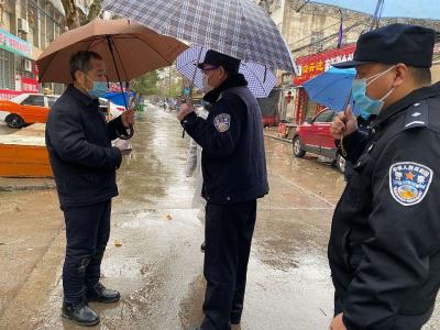老人丢垃圾被锁门外 民警紧急施援解难题