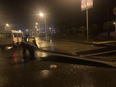 寒夜风大雨急，汉川路政人员巡查排路障
