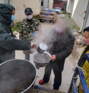 城隍镇为群众免费熬制中药预防疫情