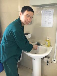重症太婆突然情绪失控 90后男护士“怀抱”安抚