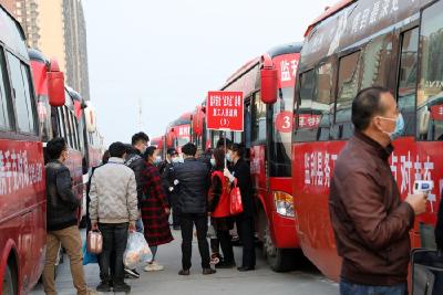 湖北劳务输出大县监利“专人专车专厂专线”接送外出务工人员返岗