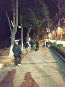 凌晨，一个黑影蹒跚移向河边