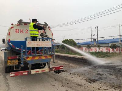 汉川公路部门紧急出动处置路面污染