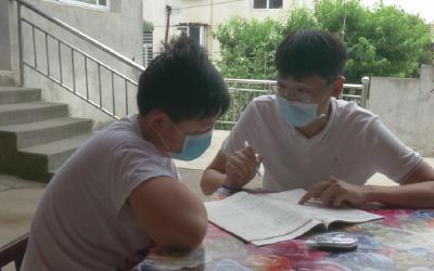 艾杨：贫困户的“孩子王”