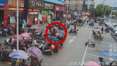 超市监控中的扒窃者