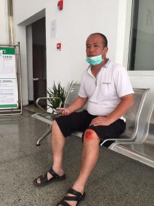 带伤坚守防汛一线，为这位“硬汉支书”打call