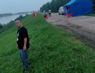 全力战洪魔不顾自家虾池被淹