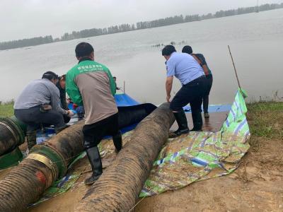 洪水当前坚守不退  警民筑起同心坝