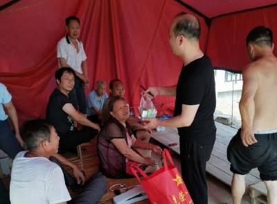 防汛大堤，陈医生忙着“送健康”