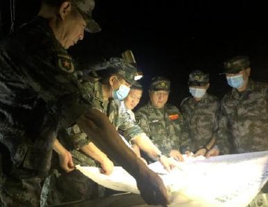 汉江“守夜人” [新华社客户端 2020年7月15日]