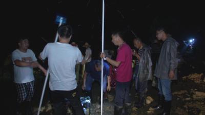 连夜奋战八小时 庙五河老新村河堤保住了