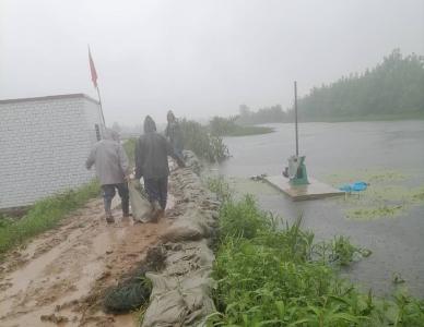 扶贫队员变身防汛减灾“专家”