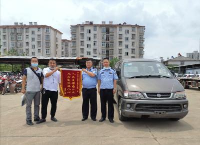 商务车违停汉川马路边 细心警察一查系套牌