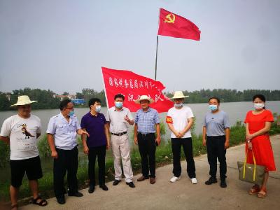 党旗，在汉江防汛大堤上高高飘扬