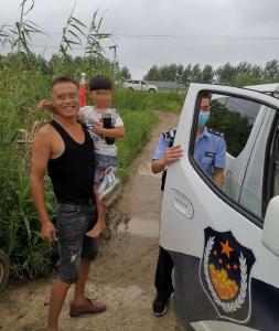 洪水泛滥，五岁男孩独自走失