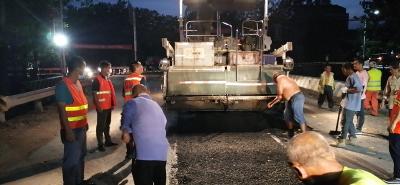 “越热越好干” 分当公路“上沥青”