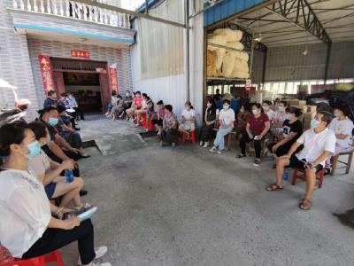 屋场院子会，这个农场干群心贴心交流