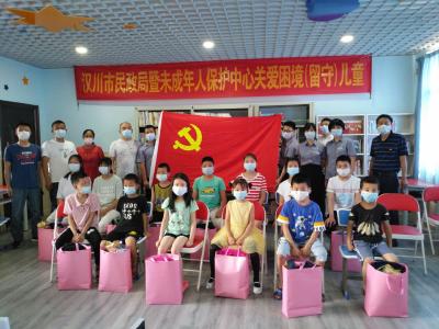 为“少年的你”撑起一方晴空