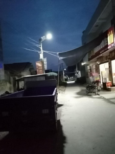 乡亲感激他： 出门有亮 放学不慌