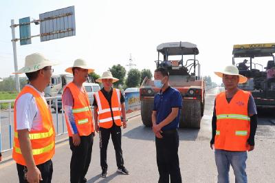 高温送清凉 汉川公路一线职工好温馨