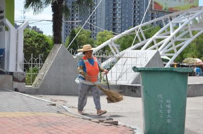 高温下劳动者：六旬环卫工人冒着酷暑保洁净