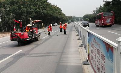 强化公路管养喜迎“双节”