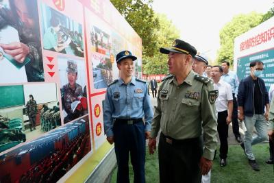 省委常委、省军区司令员检查指导预定女兵集中封闭管理工作