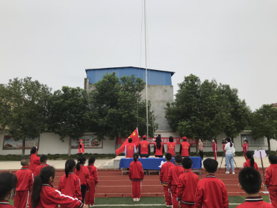 升国旗、唱红歌、读经典 爱国主义教育进校园