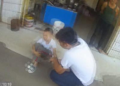 “熊孩子”赌气跳楼 民警化身“蜘蛛侠”救援